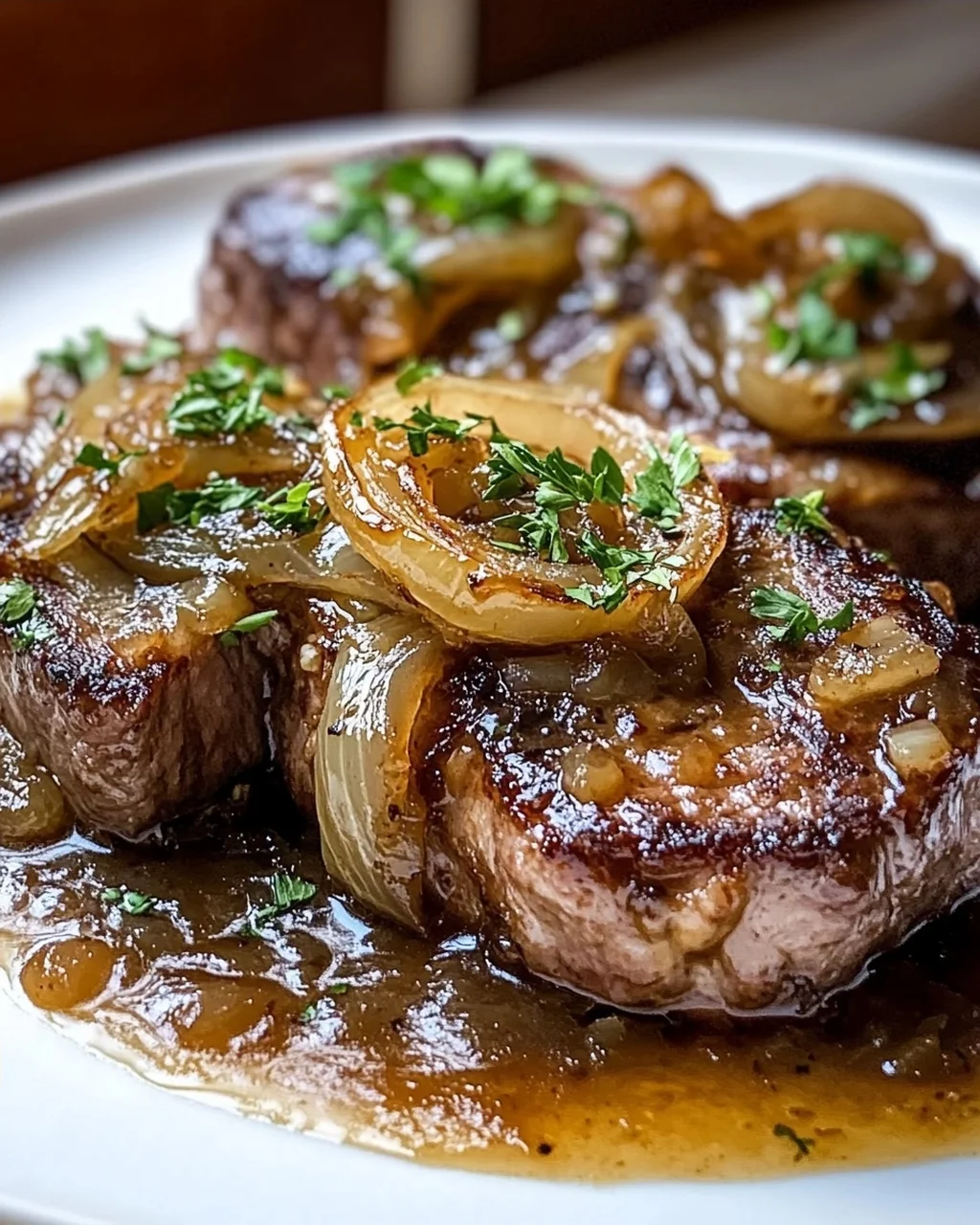 Französische Zwiebel-Rinderkoteletts mit karamellisierter Zwiebelsoße