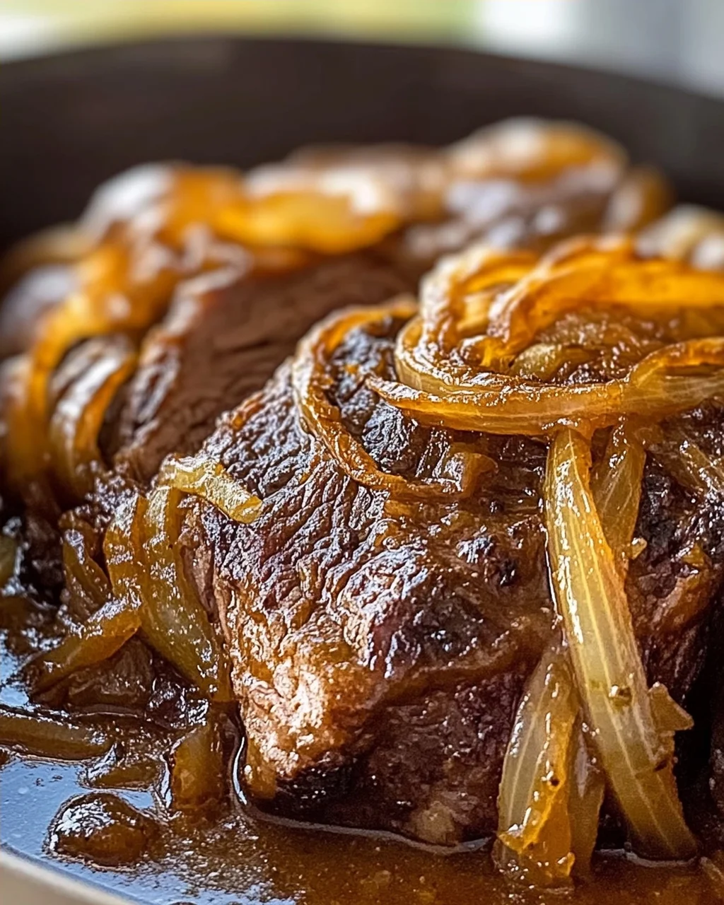 Herzhafter französischer Zwiebel-Rinderbraten für Gemütlichkeit