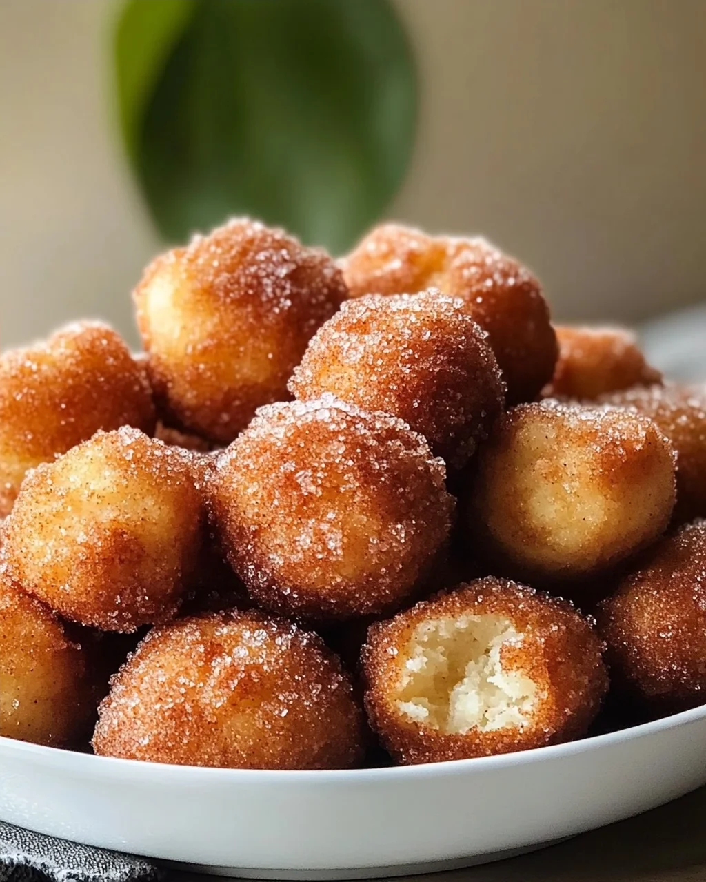 Knusprige Frühstücks-Fritter-Bites mit Zimtzucker
