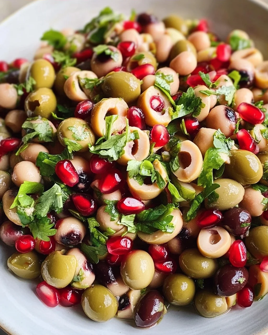 Oliven-Salat mit Black Eyed Peas