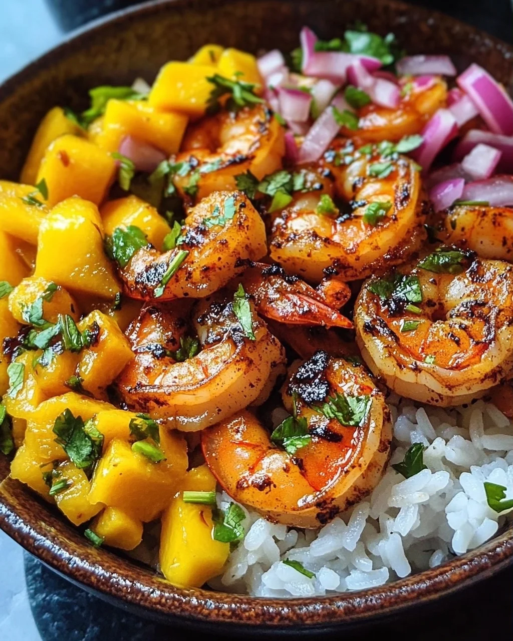 Pikante Garnelen und Mango Salsa Reisbowl