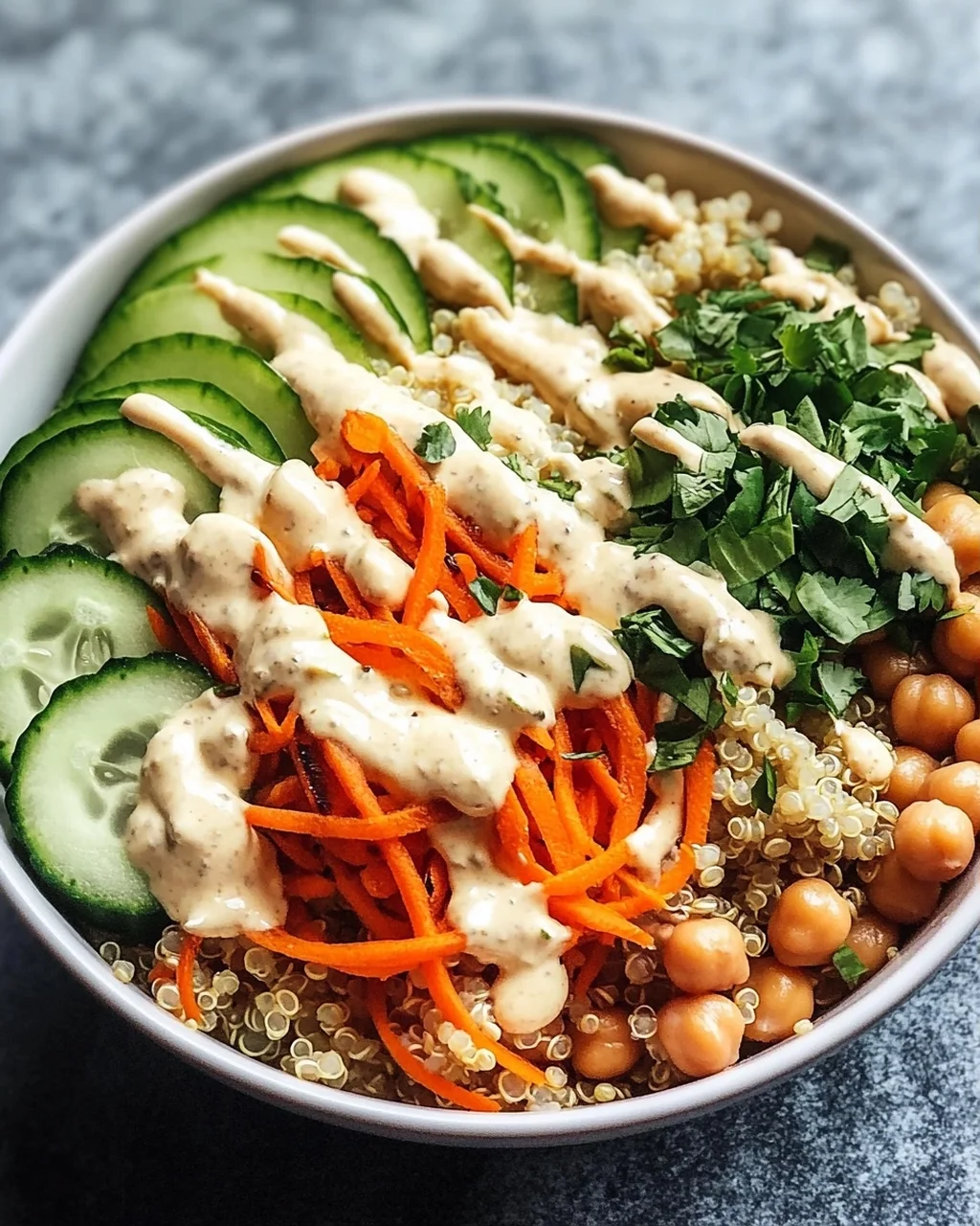 Quinoa-Gemüse-Bowl mit Tahini-Dressing