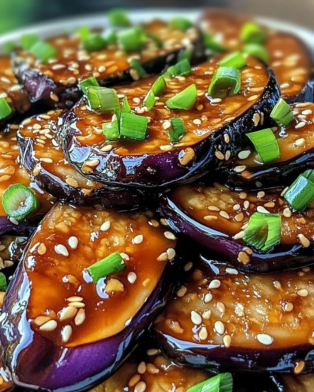 Unwiderstehlicher Klebriger Knoblauch-Aubergine Genuss